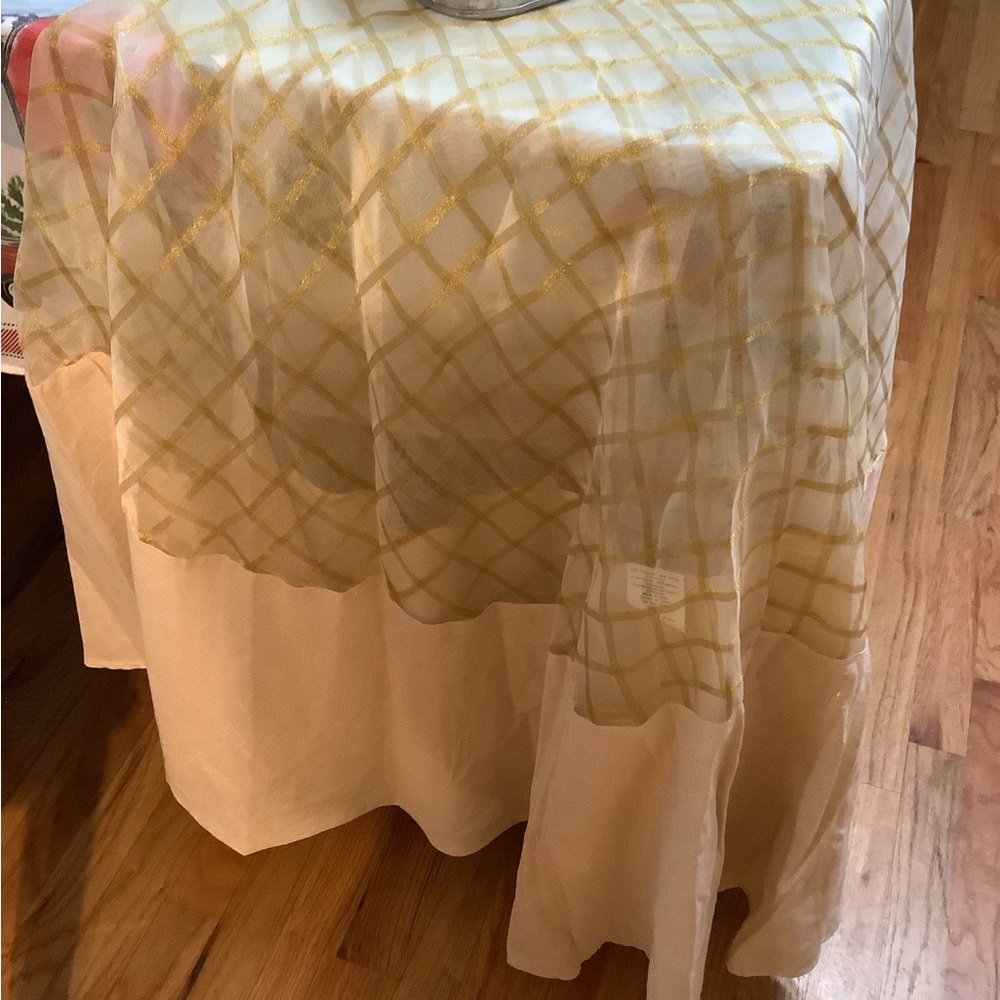 BEAUTIFUL GOLD ROUND GORGEOUS TABLECLOTH - Picture 4 of 4